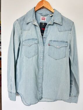 Levi's women’s Light Blue Denim Western Standard Fit Shirt Small NWT